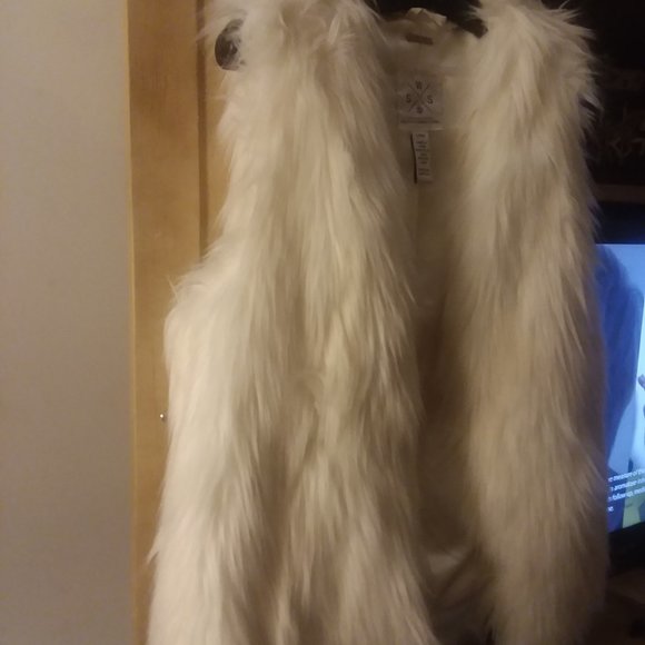 Soft fur creamy white faux fur vest. Pairs nice with a turtleneck. - Picture 4 of 4